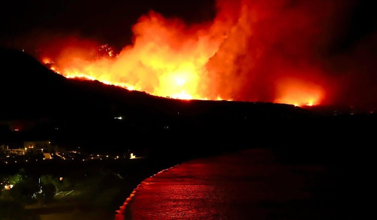 Πύρινη κόλαση στην Ιεράπετρα: Μαζική εκκένωση τουριστικών καταλυμάτων, πνέουν άνεμοι 8-9 μποφόρ (βίντεο και φωτό)