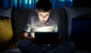 Παιδί: Γιατί οι οθόνες πρέπει να κλείνουν μία ώρα πριν κοιμηθεί