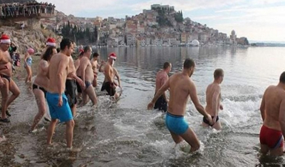 Κροατία: Βούτηξαν στα παγωμένα νερά για να γιορτάσουν το νέο έτος -Ηπιαν κρασί, έπαιξαν μπάλα