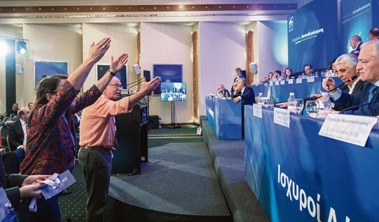 Δήμαρχοι μετέτρεψαν σε πολιτικό ρινγκ το συνέδριο της ΚΕΔΕ (βίντεο)