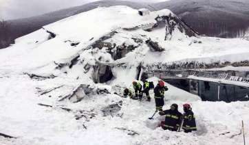 Ανησυχία για 30 που θάφτηκαν στο χιόνι