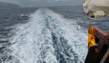 Ακυβέρνητο λόγω μπλακ άουτ οχηματαγωγό στην Κέα με 183 επιβάτες - Πλέει με μία μηχανή προς Λαύριο