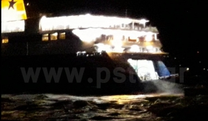 «Μάχη» με τα κύματα στο λιμάνι της Πάρου! «Πάλεψε» με τον δυνατό γαρμπή το Blue Star Naxos.! (Βίντεο)