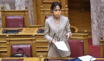 Μιχαηλίδου για υποχρεωτικούς εμβολιασμούς: Λάθος η διατύπωσή μου περί απολύσεων στα γηροκομεία