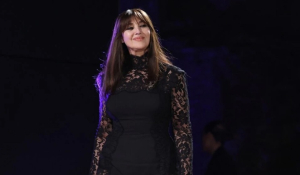 H Monica Belucci με μαύρο δαντελένιο Dolce &amp; Gabbana φόρεμα στο φεστιβάλ της Ταορμίνα