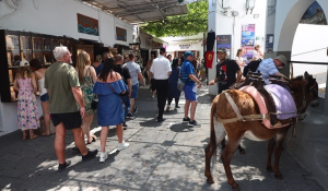 Πτώση στον τζίρο καταλυμάτων και εστίασης τον Σεπτέμβριο σε Μύκονο και Σαντορίνη το γ&#039; τρίμηνο