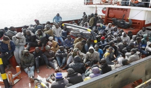 «Στόλος» με πλοιάρια γεμάτα με μετανάστες νότια της Λαμπεντούζα