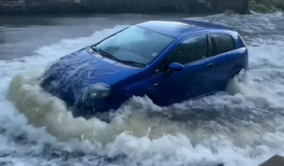 Τι γίνεται αν περάσεις με το αυτοκίνητο μέσα από πολύ νερό; (+video)