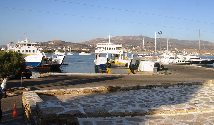 Στο λιμάνι της Αντιπάρου το ιστιοφόρο στο οποίο παρασχέθηκε συνδρομή στη Ρήνεια