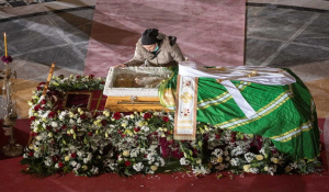 Απίστευτες εικόνες στη Σερβία: Πιστοί φιλούν τη σορό του Πατριάρχη Ειρηναίου που πέθανε από κορονοϊό
