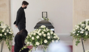 Η κηδεία του Άκη Τσοχατζόπουλου: Λύγισε η Βίκυ μπροστά στο φέρετρο