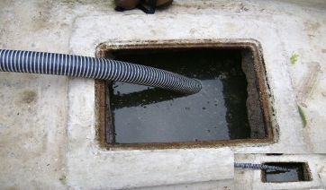 Άδειαζε το βόθρο του σπιτιού του στο δρόμο!