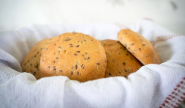 Απαλούδια: Τα αγιοδημητριάτικα ψωμάκια της Σαντορίνης (συνταγή)