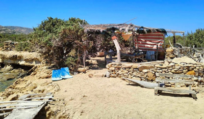 Οι «Survivors» της Γαύδου: Έφτασαν τα ειδοποιητήρια κατεδάφισης για τα δεντρόσπιτα τους