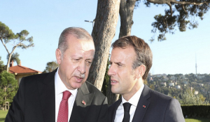 Έξαλλος ο Ερντογάν με τον Μακρόν: Με ποιο δικαίωμα μιλά για την ανατολική Μεσόγειο;