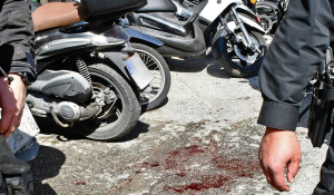 Επίθεση χούλιγκαν με μαχαίρι έξω από το Εφετείο Αθηνών - Ένας τραυματίας, τέσσερις προσαγωγές