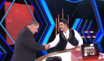 Ο Γιάννης από την Κύθνο με παραδοσιακή φορεσιά παρέδωσε την αρχηγεία και ανέβηκε να παίξει (βίντεο)