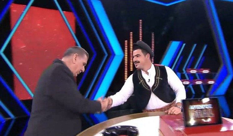 Ο Γιάννης από την Κύθνο με παραδοσιακή φορεσιά παρέδωσε την αρχηγεία και ανέβηκε να παίξει (βίντεο)