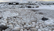 Απίστευτο θέαμα στη Φινλανδία: Παραλία γέμισε με μπάλες πάγου