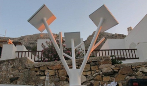 Τοποθέτηση ηλιακού δέντρου στη Σϊφνο για φόρτιση κινητών, tablet
