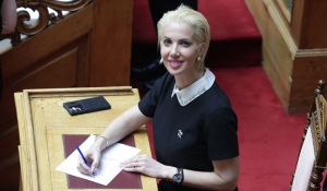Ερώτηση της Κατερίνας Μονογυιού προς τον Υπουργό Εσωτερικών για τους υπαλλήλους των Δήμων των Κυκλάδων