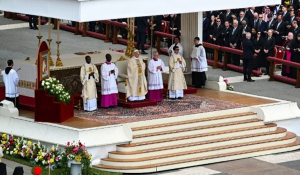 Η τελετή ενθρόνισης του Πάπα Λέοντα του 14ου: Εκατοντάδες χιλιάδες πιστοί στο Βατικανό (βίντεο)