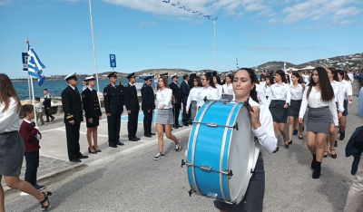 Πάρος – 28η Οκτωβρίου: Μαθητική παρέλαση με καμάρι και υπερηφάνεια – Τα νιάτα τίμησαν την εθνική μνήμη (Βίντεο + Φωτό)