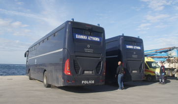 Πάρος: Με διαδικασίες εξπρές αναχώρησαν οι 63 πρόσφυγες και μετανάστες του ναυαγίου από το νησί  (Βίντεο)