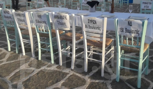 Πάρος: Άδειες καρέκλες επαγγελματιών εστίασης στο λιμανάκι της Νάουσας… (Βίντεο)