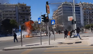 Σοβαρά επεισόδια με μολότοφ στη Θεσσαλονίκη μετά την πορεία των φοιτητών -Πληροφορίες για τραυματίες