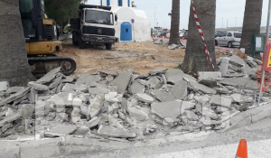 Πάρος: Ξεκίνησε το έργο της αντικατάστασης πλακών στην περιοχή του Αγ. Νικολάου Παροικίας