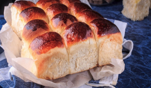Συνταγή για τα πιο άπαιχτα ψωμάκια στο πυρέξ -Αφρός, έχουν γεύση τυριού κρέμα