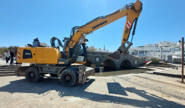 Πάρος: Καθαρισμός και ευπρεπισμός του υδάτινου χώρου κάτω από το γεφυράκι της Νάουσας (Βίντεο)