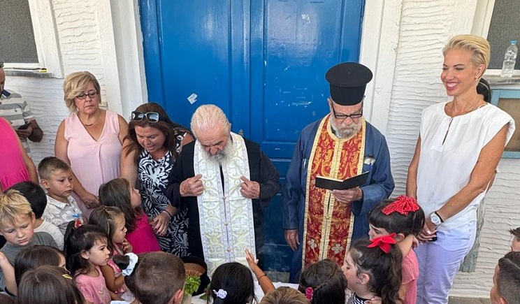 Η Κατερίνα Μονογυιού στα σχολεία της Άνδρου και στα αποκαλυπτήρια της προτομής του Αλεξάνδρου Γουλανδρή