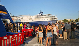 Άναψαν τα αίματα στον Πειραιά - Επιβάτες εμπόδισαν τον απόπλου πλοίου για Κυκλάδες όταν τους απαγορεύτηκε η επιβίβαση