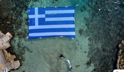 Εντυπωσιακές εικόνες από τον Πειραιά: Η ελληνική σημαία στην επιφάνεια της θάλασσας
