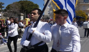 25 Μαρτίου – Κρήτη: Ο τυφλός σημαιοφόρος της παρέλασης