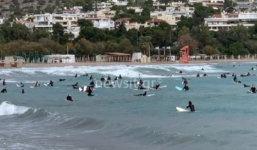 Μετακίνηση 6 και γέμισε η παραλία της Βουλιαγμένης! Όλοι για σερφ