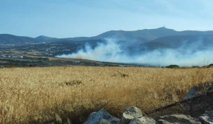 Πάρος: Πυρκαγιά στην Αγκαιριά – Δυσμενείς βόρειοι άνεμοι δυσκόλεψαν το έργο της κατάσβεσης
