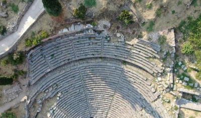 ΥΠΠΟ: Σε εξέλιξη το έργο αποκατάστασης του Αρχαίου Θεάτρου Δελφών