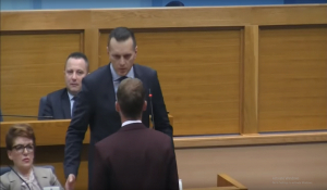 ΧXαμός στο Κοινοβούλιο της Βοσνίας: Υπουργός αποκάλεσε βουλευτή πίθηκο και στη συνέχεια τον χαστούκισε