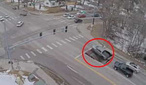 ΗΠΑ: Καταβόθρα «κατάπιε» δύο αυτοκίνητα που περίμεναν να ανάψει το φανάρι στη Νεμπράσκα – Δείτε βίντεο