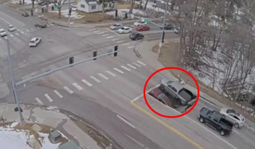 ΗΠΑ: Καταβόθρα «κατάπιε» δύο αυτοκίνητα που περίμεναν να ανάψει το φανάρι στη Νεμπράσκα – Δείτε βίντεο