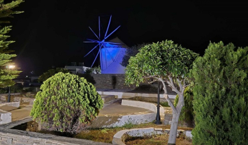 Ο Δήμος Πάρου φώτισε «μπλε» τον Μύλο στον λόφο της Αγίας Άννας δίπλα στο Δημαρχείο για την Παγκόσμια Ημέρα Ευχής