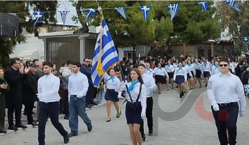 Πάρος: Τα νιάτα της Νάουσας παρέλασαν τιμώντας την εθνική επέτειο της 25ης Μαρτίου (Βίντεο)