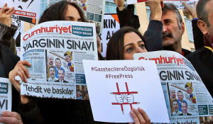 Τουρκία: Αποφυλακίζεται και ο τελευταίος εργαζόμενος της Cumhuriyet