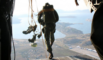 Τραγωδία στις Ενοπλες Δυνάμεις: Νεκρός αλεξιπτωτιστής που είχε παρασυρθεί από ισχυρούς ανέμους