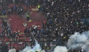 Τραγωδία σε ματς ποδοσφαίρου στην Ινδονησία: Πάνω από 174 νεκροί μετά από εισβολή οπαδών σε γήπεδο