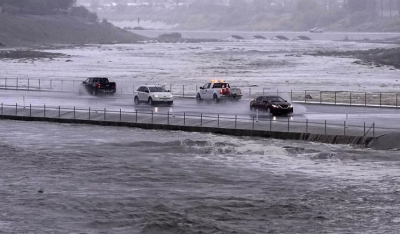 Στην Καλιφόρνια έφτασε η τροπική καταιγίδα «Χίλαρι»: Πλημμύρες και καταστροφές