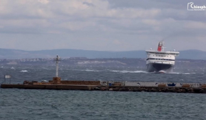 Η μάχη του «Νήσος Μύκονος» με τα κύματα για να μπει στο λιμάνι της Χίου